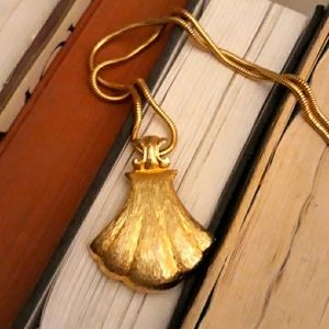 VTG Beautiful Gold Shell Necklace